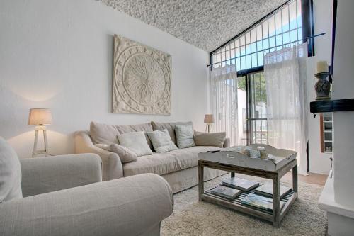 Beachfront townhouse with spectacular seaview in หาดอัลกาซาบา