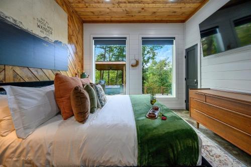 Stayhocha Themed Creekside LUX with Views