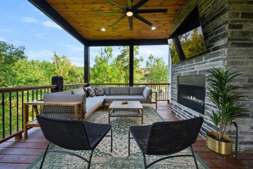 Stayhocha Themed Creekside LUX with Views