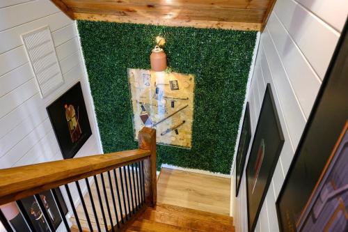 Stayhocha Themed Creekside LUX with Views