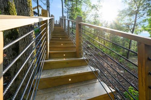 Stayhocha Themed Creekside LUX with Views