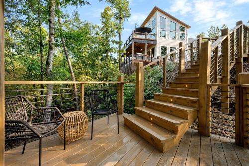 Stayhocha Themed Creekside LUX with Views