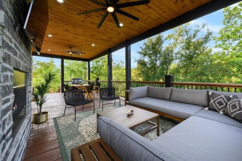 Stayhocha Themed Creekside LUX with Views