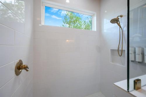 Stayhocha Themed Creekside LUX with Views