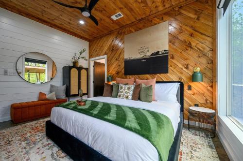 Stayhocha Themed Creekside LUX with Views