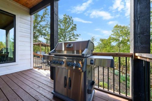 Stayhocha Themed Creekside LUX with Views