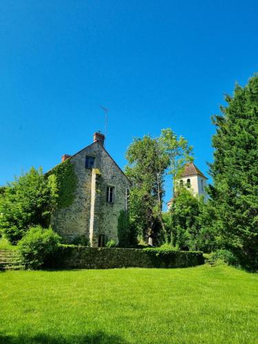 Grande bâtisse fraîchement rénovée (Grande batisse fraichement renovee) in Veuilly-la-Poterie