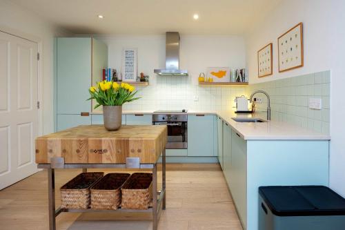 Veeve - The Lancaster Gate Mews House - image 10