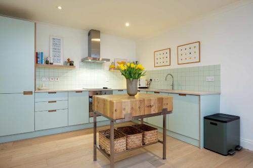 Veeve - The Lancaster Gate Mews House - image 2