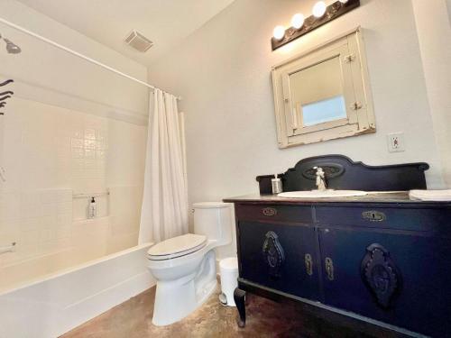 Charming Red Owl Courts Studio Charming Red Owl Courts Studio