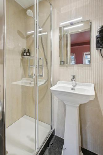 Small Double Room room in Hôtel Maât Batignolles