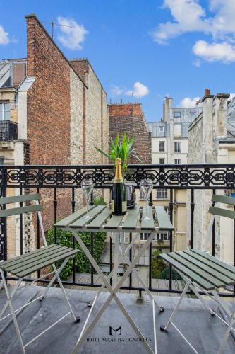 Double Room with Balcony image 2
