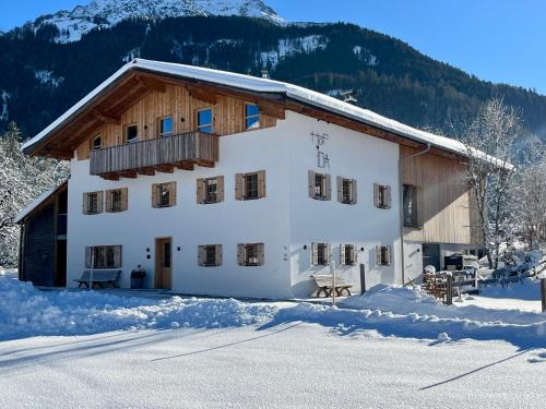 Hof Ida, Bach