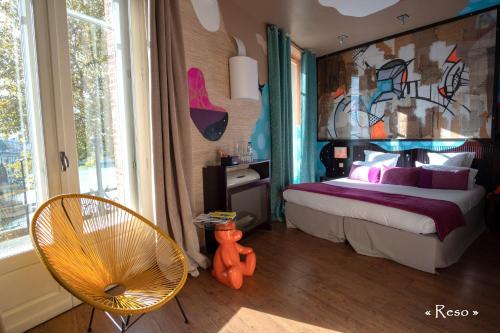 room detail thumbnail 2