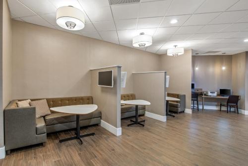 Residence Inn by Marriott Oxnard River Ridge - image 10