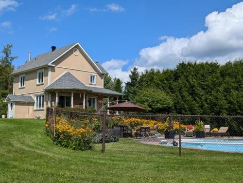 Maison aux Mésanges (Maison aux Mesanges) in Saint-Joachim-de-Shefford (QC)