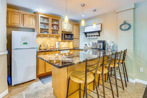 CO Springs Apartment in the Pines with Treehouse! in Gleneagle, USA