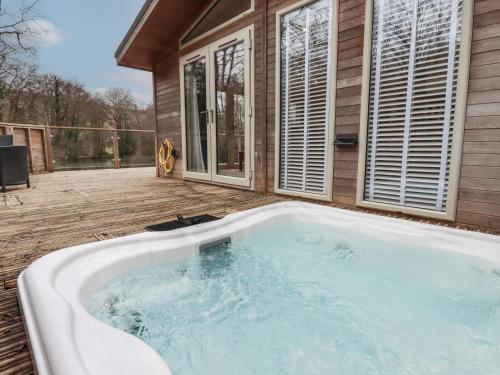 2 Miller's Island, Looe