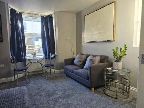 StayZen Apartments - Free Parking & Private Garden Ground Floor Central Woking - Business & Leisure
