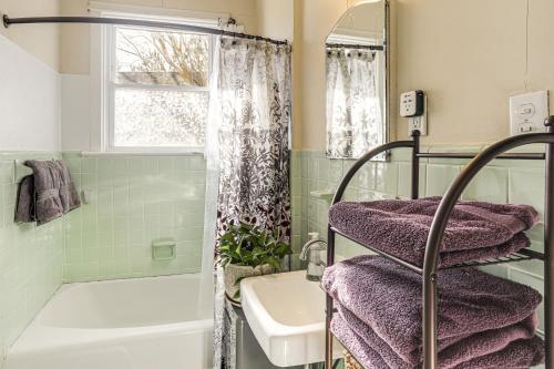 1 Mi to Ole Miss Family-Friendly Home! 1 Mi to Ole Miss Family-Friendly Home!