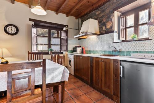 virtuve, Casas rurales Valle de Bueida, jacuzzi solo en las casas el El Palacio y Viscarcel in Barzana