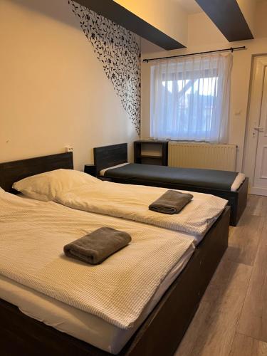 1 queen bed, 1 twin bed
