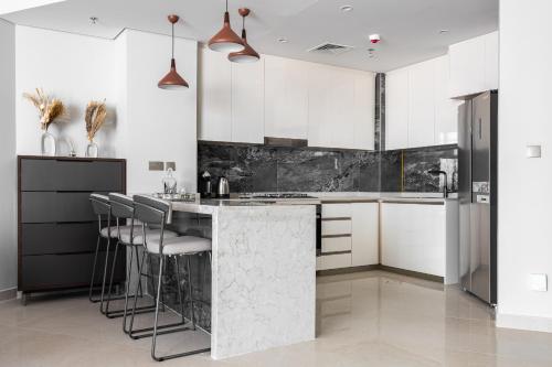 Luxury 3Br 3Ba Burj View Unforgateble Sunset by Simply Comfort - image 10