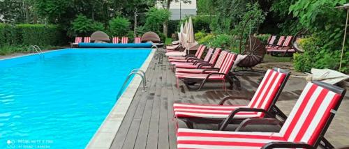 Peldbaseins, Safari-Club in Vinica