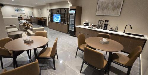 Bar/lounge, أجنحة كنف الذاتية in Al Bishr