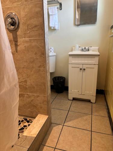 Shore Point Motel - image 13