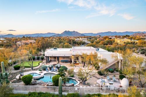 บริการและสิ่งอำนวยความสะดวก, Barwick is a private oasis Practice on the putting green shoot pool and enjoy this city getaway. in แคร์ฟรี