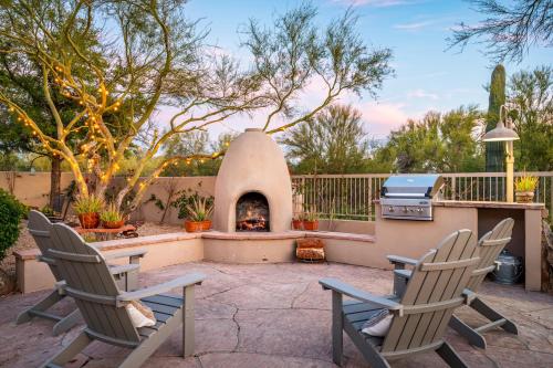 บริการและสิ่งอำนวยความสะดวก, Barwick is a private oasis Practice on the putting green shoot pool and enjoy this city getaway. in แคร์ฟรี