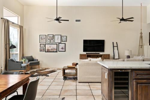 บริการและสิ่งอำนวยความสะดวก, Barwick is a private oasis Practice on the putting green shoot pool and enjoy this city getaway. in แคร์ฟรี