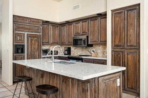 บริการและสิ่งอำนวยความสะดวก, Barwick is a private oasis Practice on the putting green shoot pool and enjoy this city getaway. in แคร์ฟรี