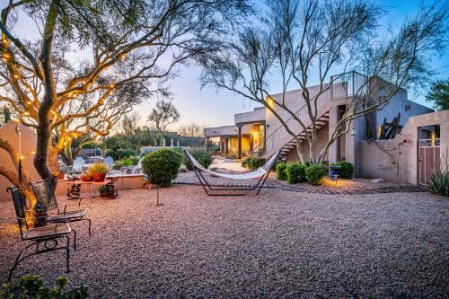 บริการและสิ่งอำนวยความสะดวก, Barwick is a private oasis Practice on the putting green shoot pool and enjoy this city getaway. in แคร์ฟรี