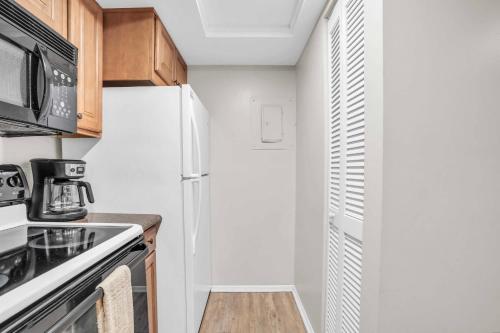 End Unit with Private Views, Naples (photo 9)
