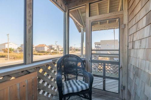 Pirates Hideout - Nags Head MP 10 Ocean View Pool Tiki Bar Fenced Yard Pets OK Flex Stays - image 2