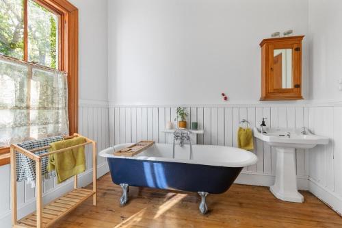 Beautiful Kereru Cottage in Little River