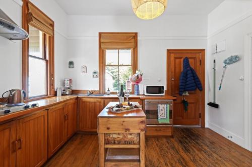 Beautiful Kereru Cottage in Little River