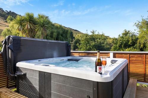 Karstais baseins, Beautiful Kereru Cottage in Little River