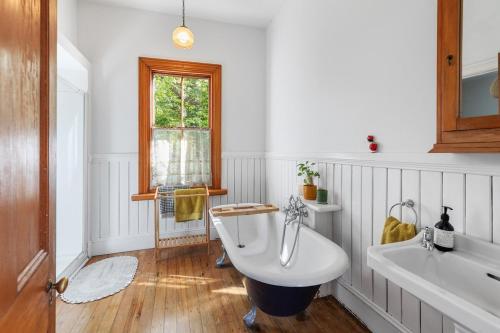 Beautiful Kereru Cottage in Little River