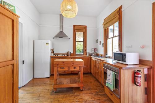 Beautiful Kereru Cottage in Little River