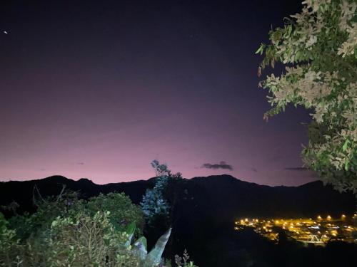 balkon/terras, Quindanna Lodge in Cosanga