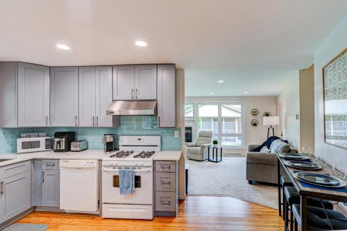 Cozy Home Sleeps 10 Lombard Chicago Suburb in ลอมบาร์ด (IL)