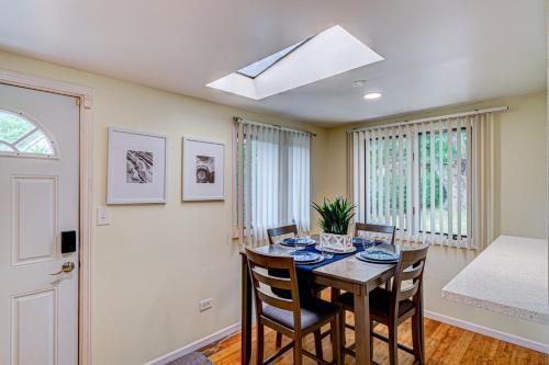 Cozy Home Sleeps 10 Lombard Chicago Suburb in ลอมบาร์ด (IL)