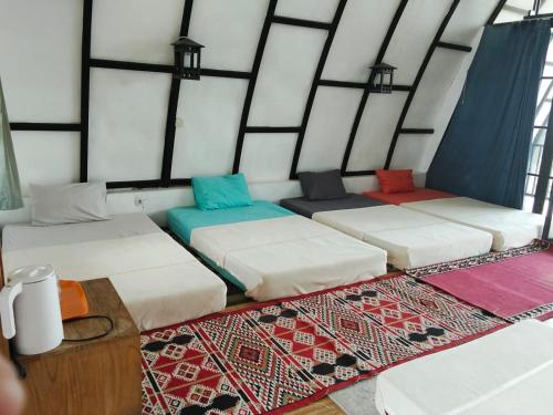 7 twin beds