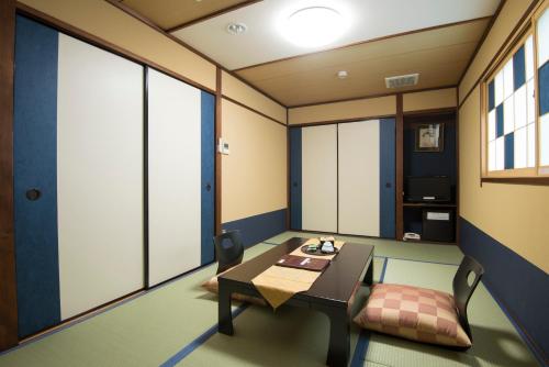 room detail thumbnail 1