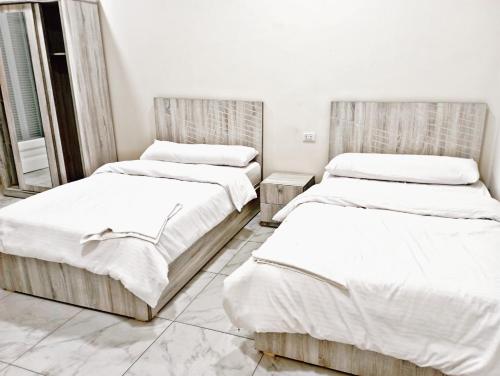 2 twin beds