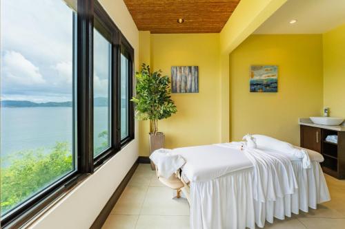 360 Splendor 101F-Ocean View Condo-Breakfast Included!