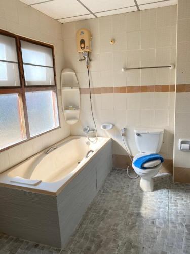 room detail thumbnail 2